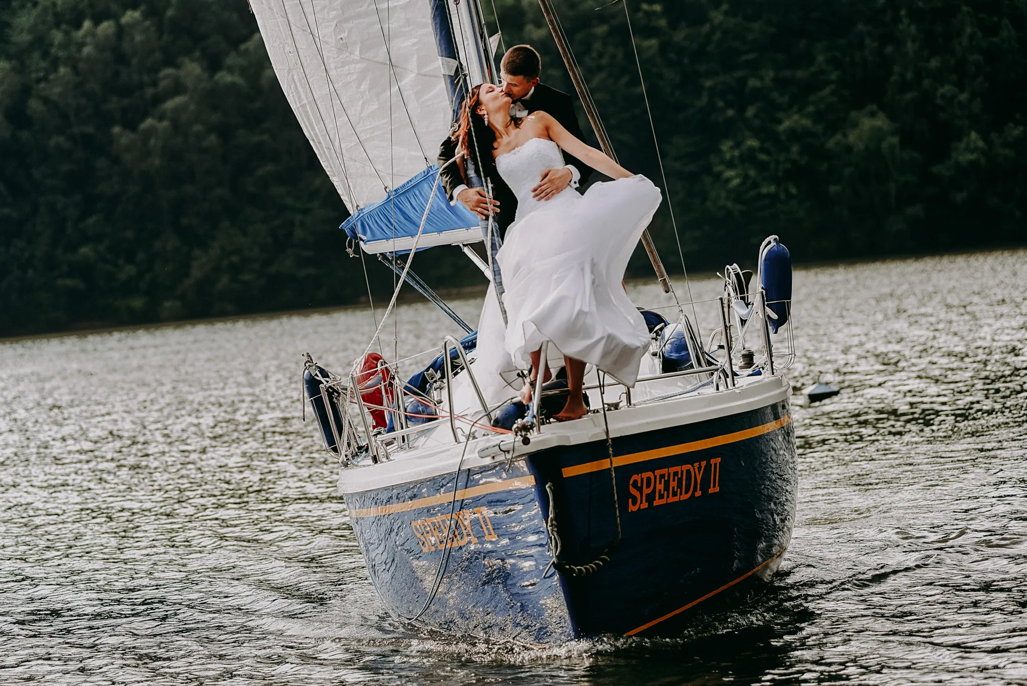 Kadr z filmu ślubnego i zdjęcie - nowoczesna fotografia hybrydowa, jeden operator Zywiec